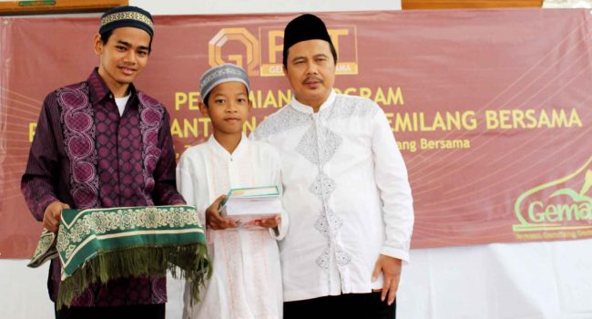 Seremonial pemberian bekal kepada santri secara simbolis